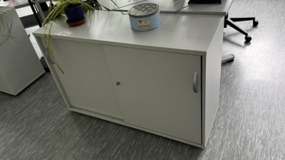 1 Schreibtischinsel bestehend aus 2 Winkelkombinationen,